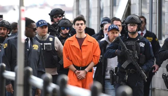 美国“顶流杀手”出庭又火了！指控被驳回全场粉丝欢呼庆祝……