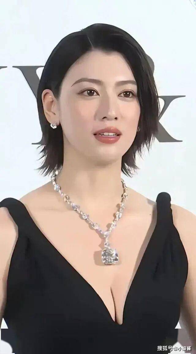 日本名模三吉彩花！雌雄莫辨长相高级胸围身材更是极品？