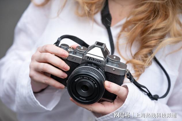 复古实力双在线！尼康Zf银色款发售饰皮与云创色彩方案双上新