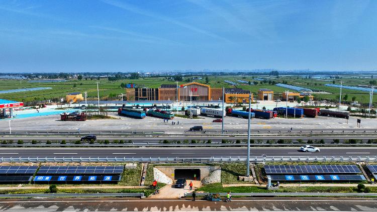 路旁光伏板能给车充电！山东这项工程全国首创