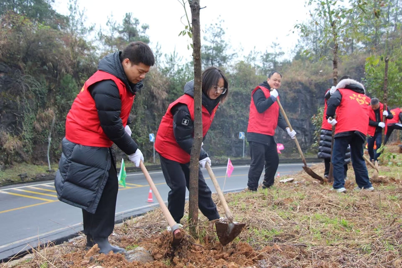 橘红润初心 奉献暖苗乡